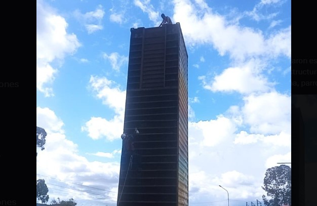 Bomberos rescataron a hombre que amenazaba con saltar de una estructura en Coche