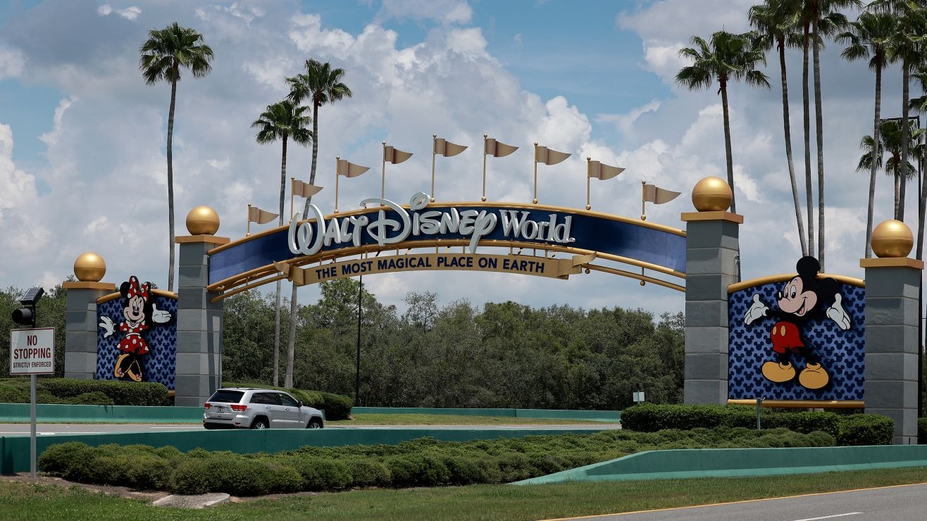 Murió trágicamente al caer desde un balcón del lujoso resort de Disney World