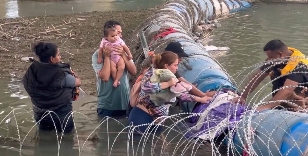 VIDEO: Grupo de venezolanos intenta desesperadamente cruzar a EEUU en busca del sueño americano