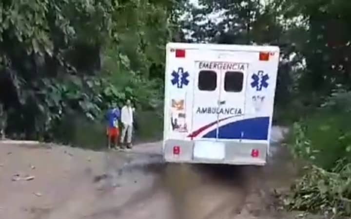 La odisea de una embarazada en Barinas para llegar al hospital por el mal estado de la carretera