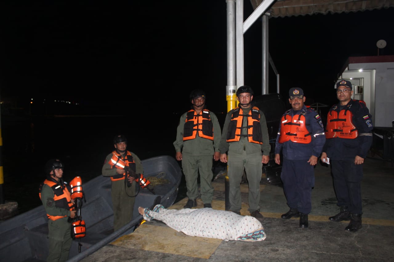 EN FOTOS: recuperaron cadáver de uno de los ocupantes del carro que cayó del puente del Lago de Maracaibo