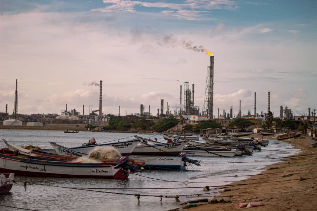 Incendio en adyacencias de planta catalítica en refinería Cardón retardó entrada de trabajadores este #28Jul