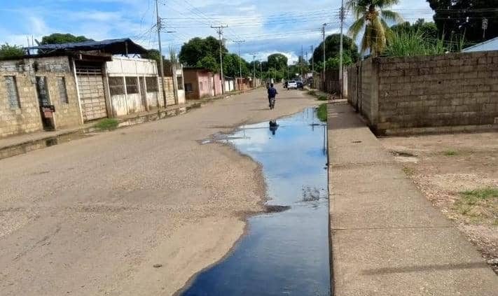 Bajo olores nauseabundos conviven habitantes de Carutal en la población de Calabozo