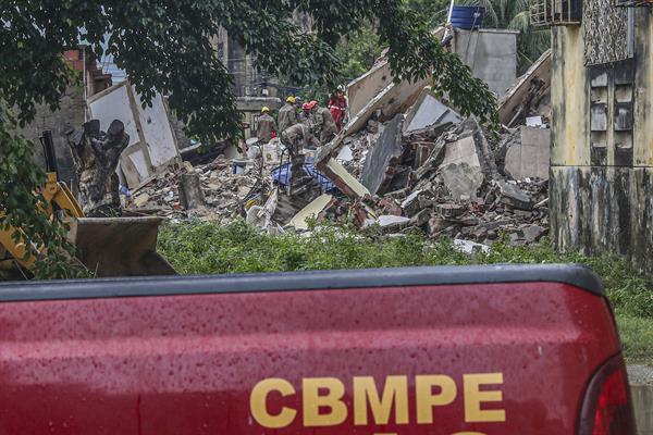 Los bomberos buscan a 14 desaparecidos tras desplome de un edificio residencial en Brasil