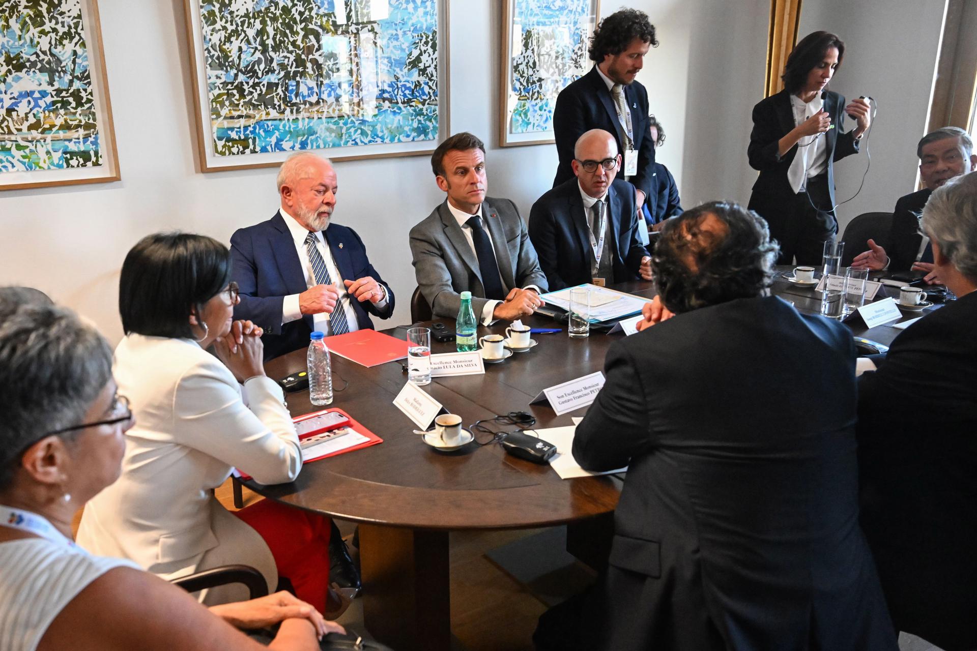 En FOTOS: Gerardo Blyde y Delcy Rodríguez cara a cara en Bruselas, frente a presidentes de la UE y la Celac