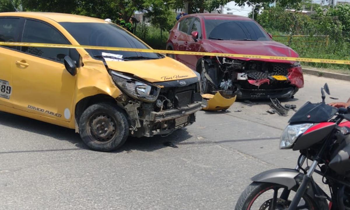 Víctima de atraco persiguió a delincuentes y los embistió con su camioneta (Imágenes sensibles)