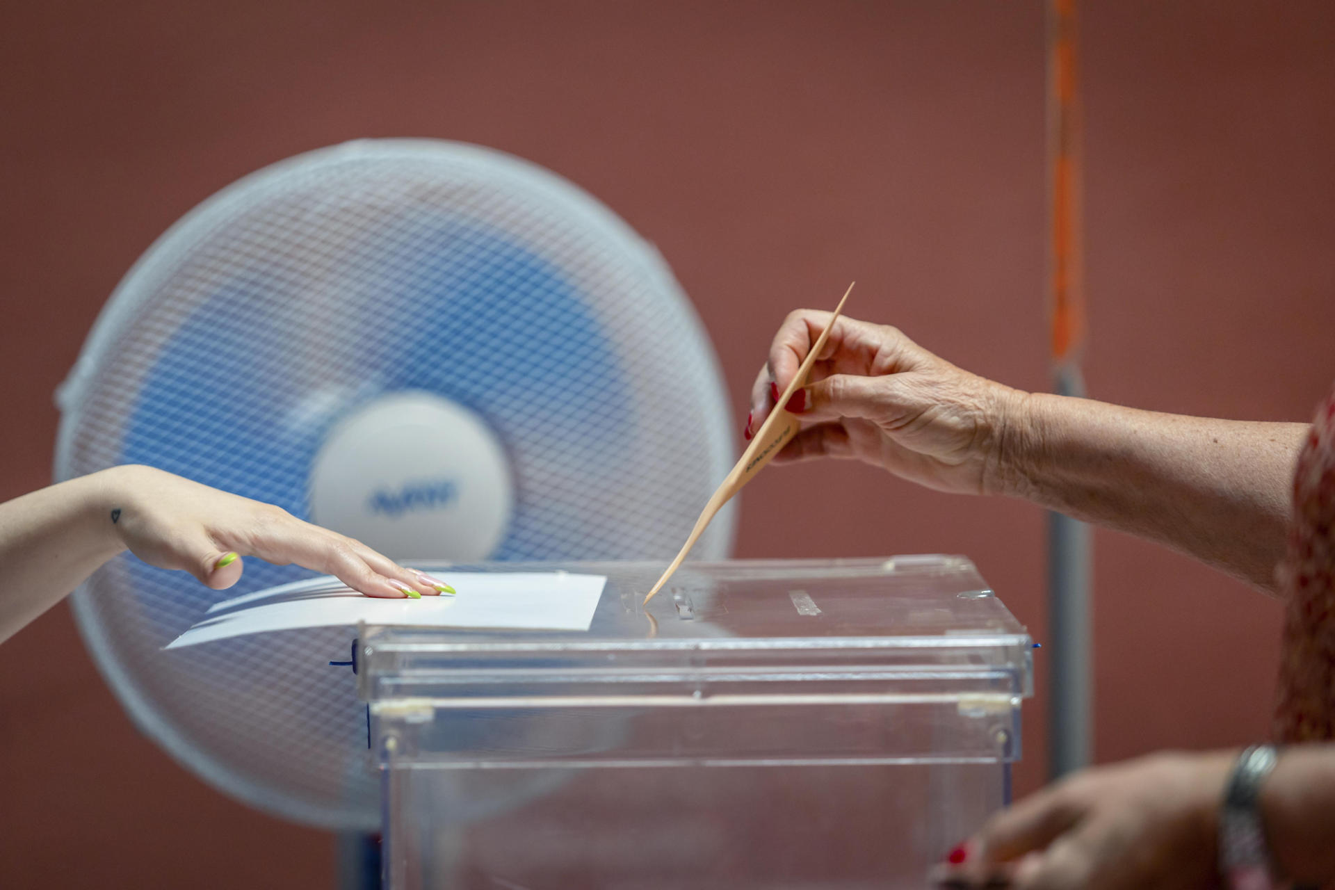 Colegios electorales en España se arman de ventiladores y abanicos para prevenir los golpes de calor