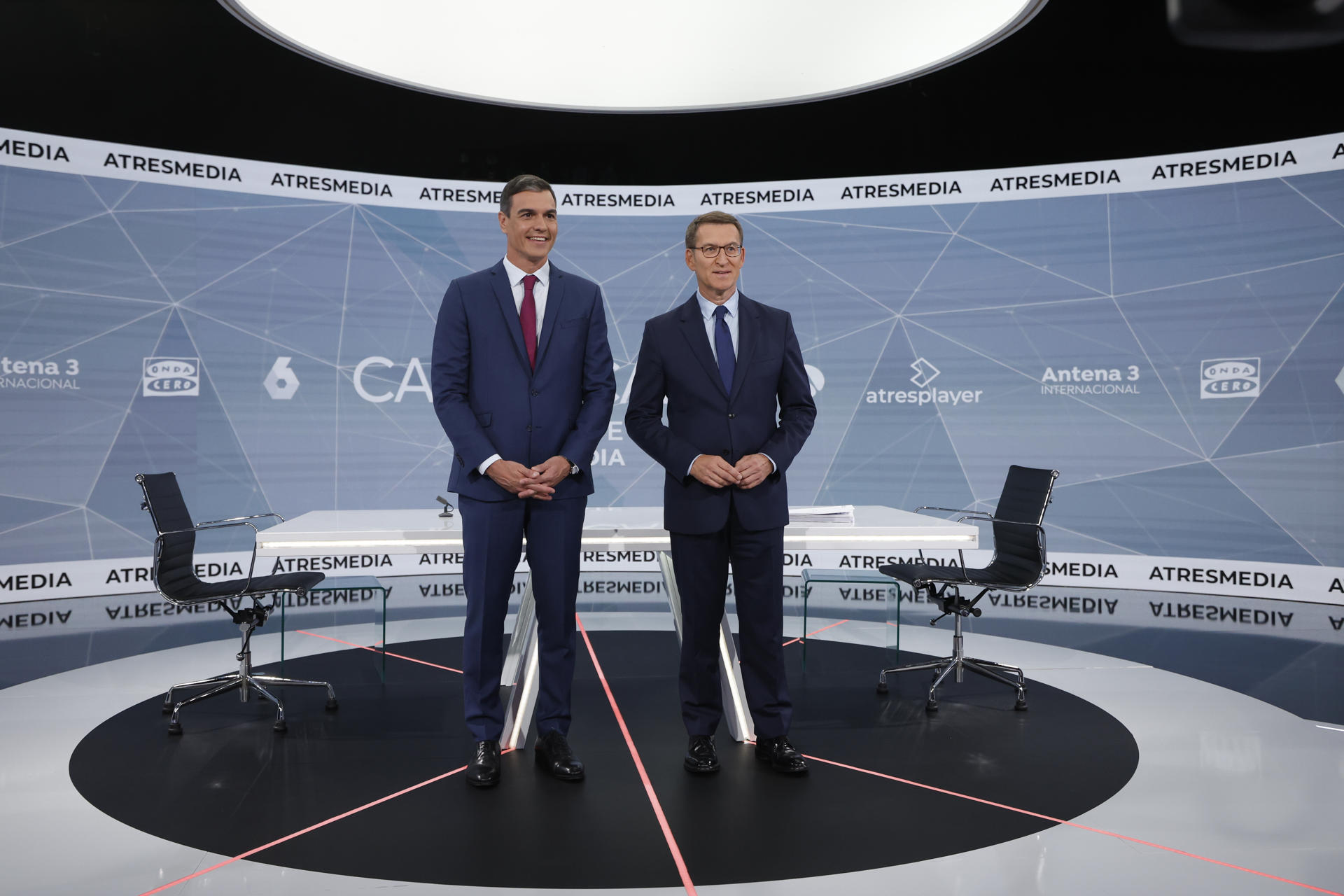 Sánchez y Feijóo, los estilismos también marcan su discurso en el debate electoral en España (Fotos)