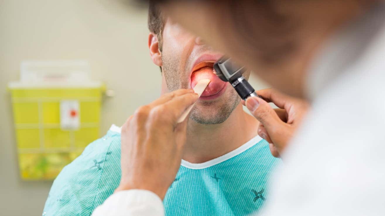 Extraño caso de medicina: hombre se presentó con la lengua verde y peluda