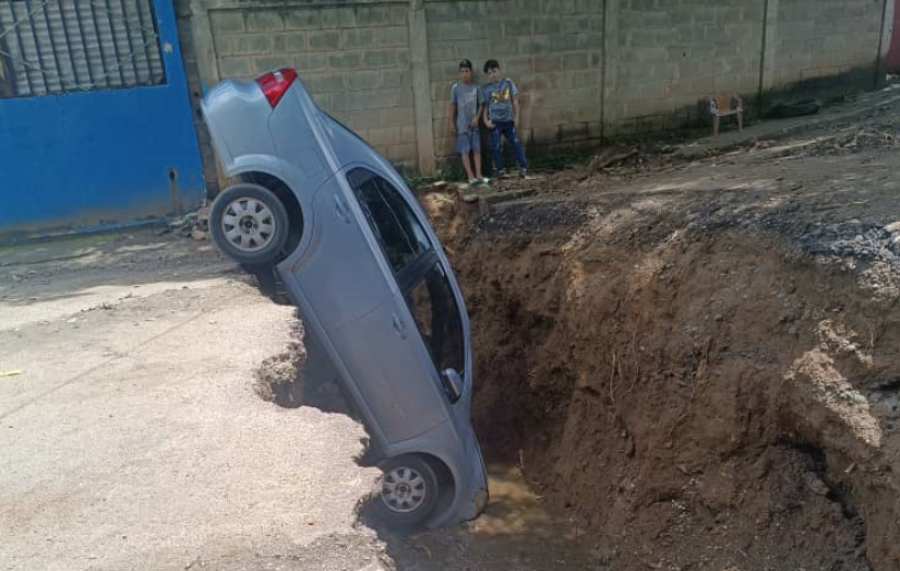 En Guárico se formó un terrible cráter que amena… ya va, ¿cómo llegó ese Aveo ahí? (FOTOS)