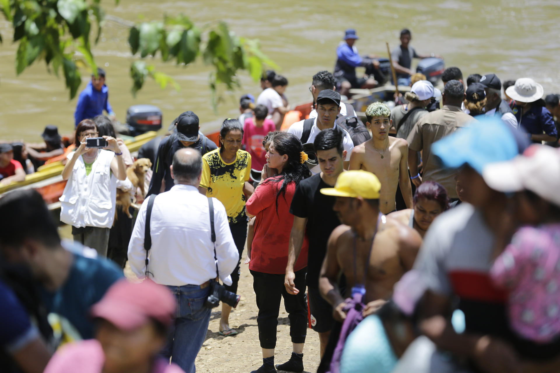 Colombiana que busca salir por el Tapón del Darién afirmó que su país “está igual que Venezuela” (VIDEO)