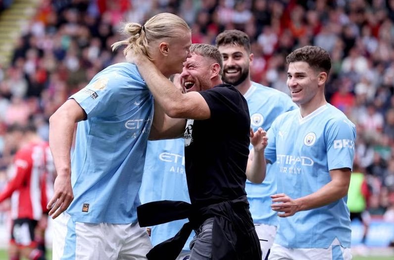 El momento más loco de la Premier: Aficionado ingresó al campo y celebró junto a Haaland su nuevo gol (VIDEO)