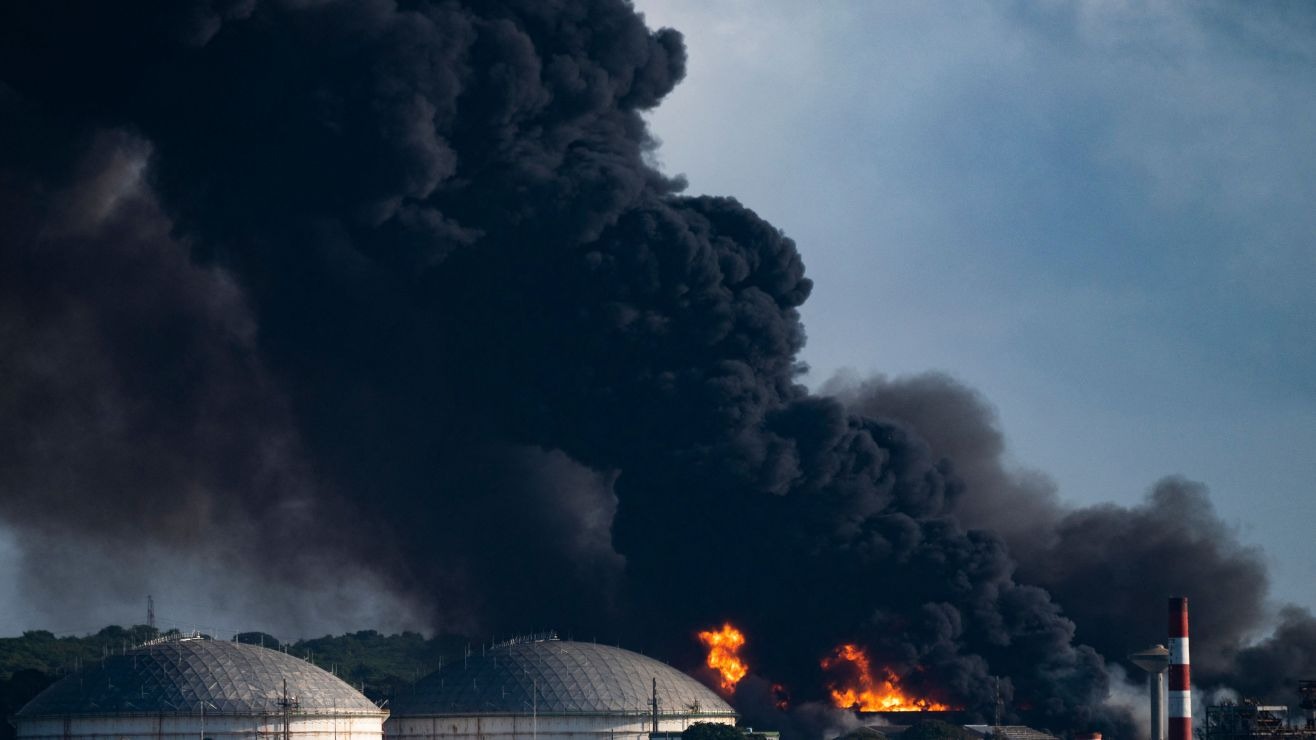 Ordenan evacuar de inmediato a residentes en Louisiana tras incendio en refinería