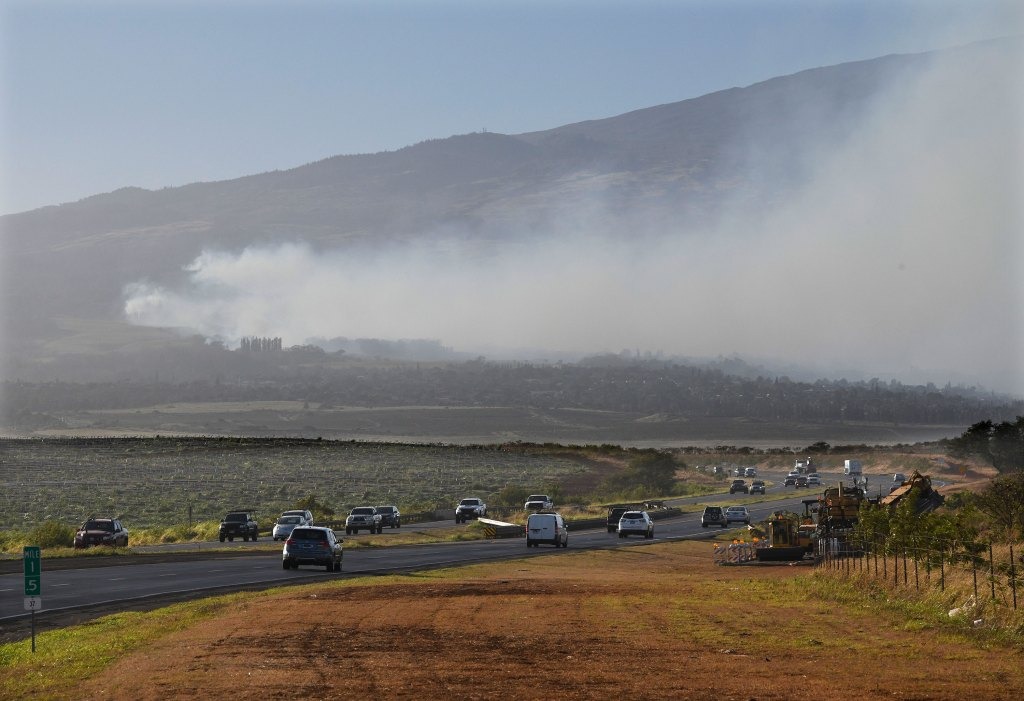 El incendio de Lahaina está contenido casi en su totalidad, pero miles siguen sin electricidad en Maui