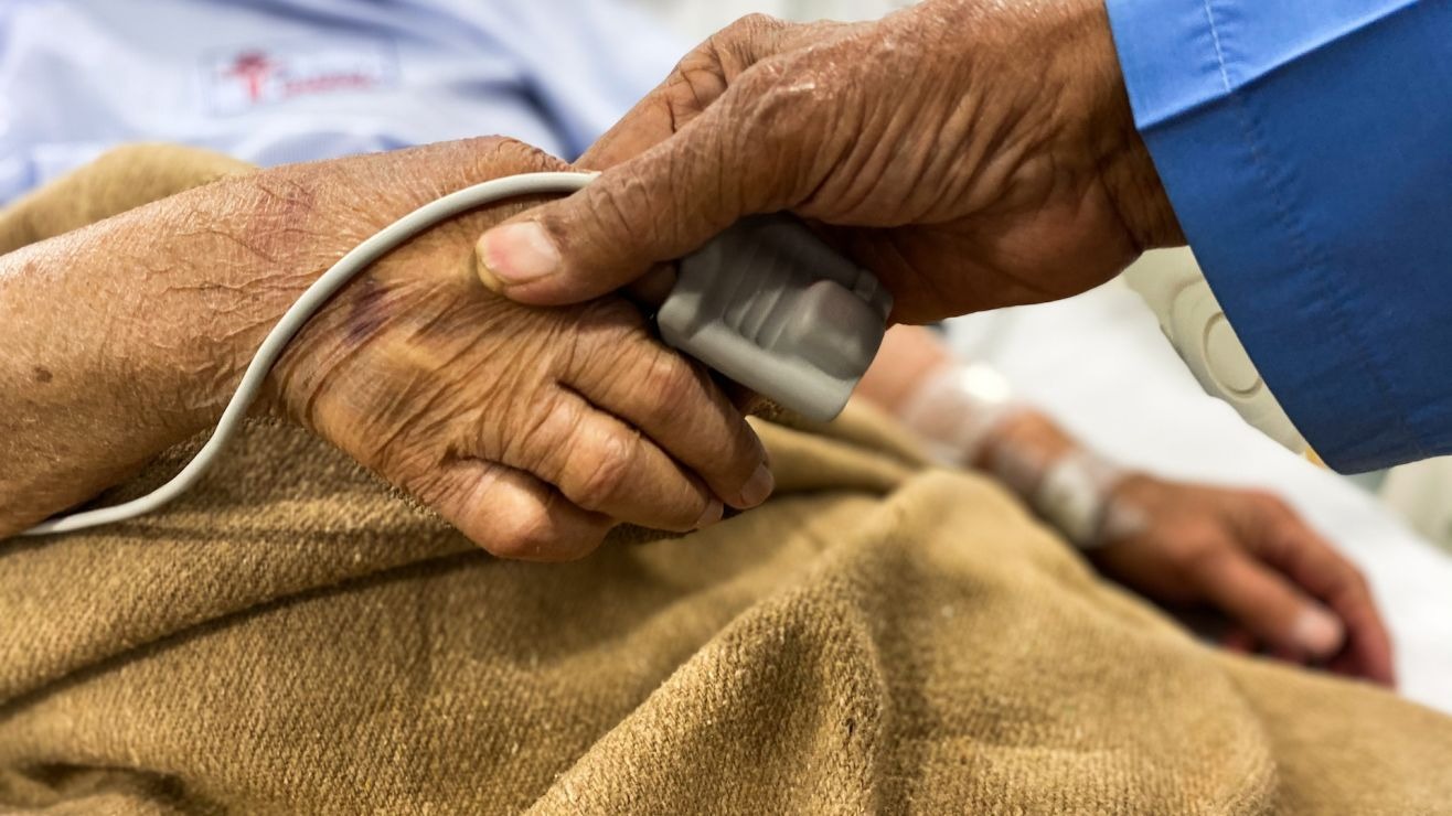 Anciana llegó a un hospital por “dolor abdominal” y descubrieron que tenía un bebé “momificado”