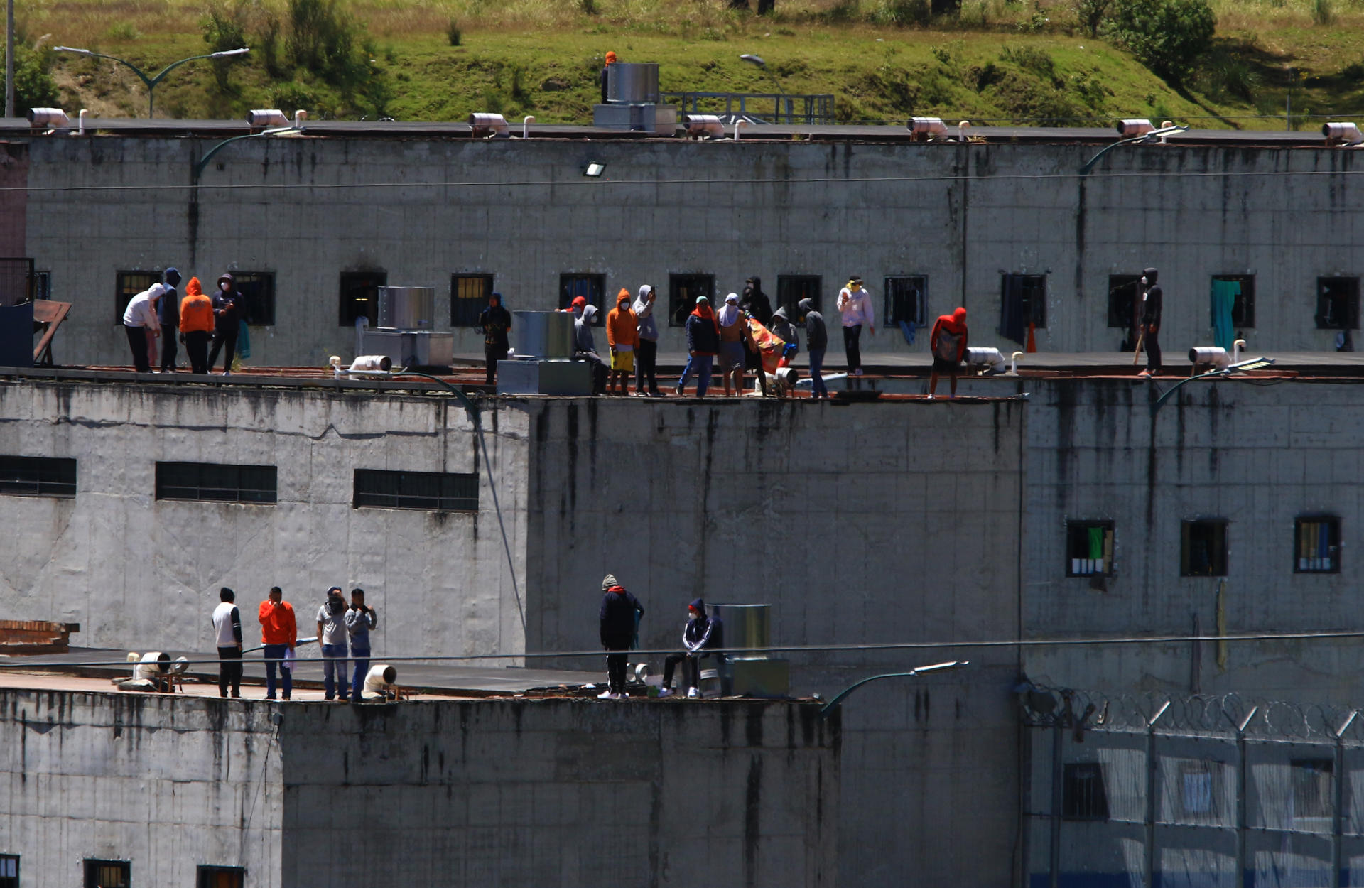 Motines en dos cárceles de Ecuador con guardias retenidos en una de ellas