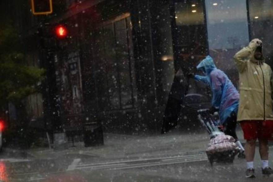 Al menos dos muertos y miles de personas sin electricidad tras severas tormentas al este de EEUU