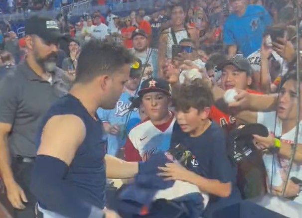 La inesperada reacción de un niño luego que José Altuve le regaló su camiseta (Video)