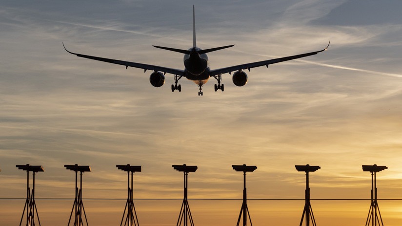 ¡Gran susto! El motor de un avión con rumbo a Nueva York explotó en pleno vuelo (VIDEO)