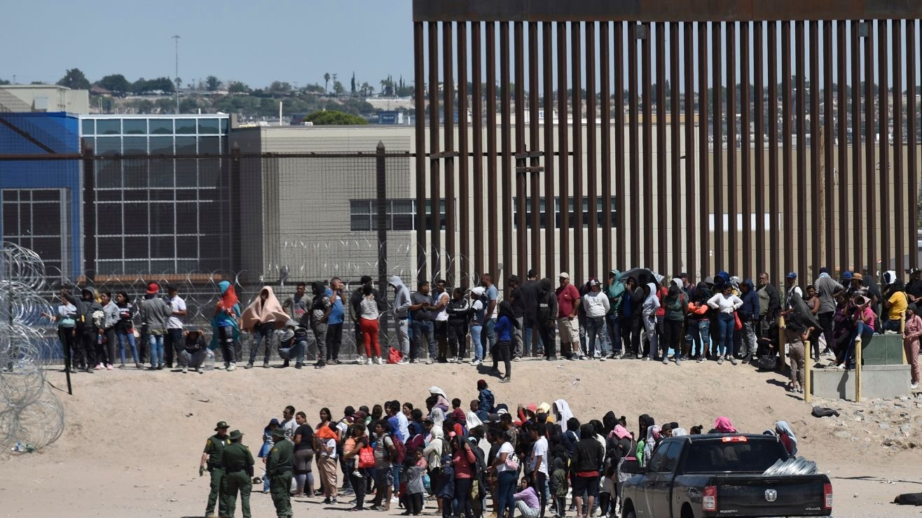 Autoridades estadounidenses destruyeron campamento improvisado de migrantes en la frontera sur