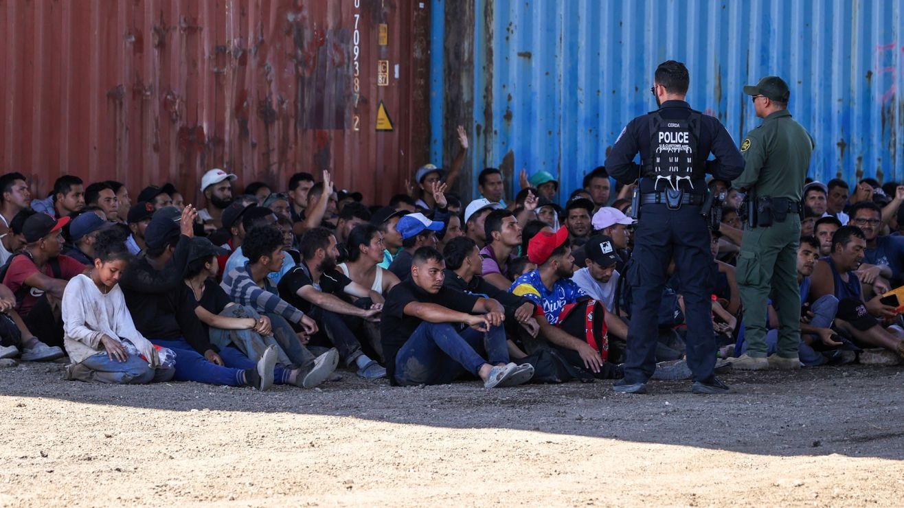 Greg Abbott envió más autobuses a Eagle Pass y El Paso para trasladar migrantes a ciudades santuario