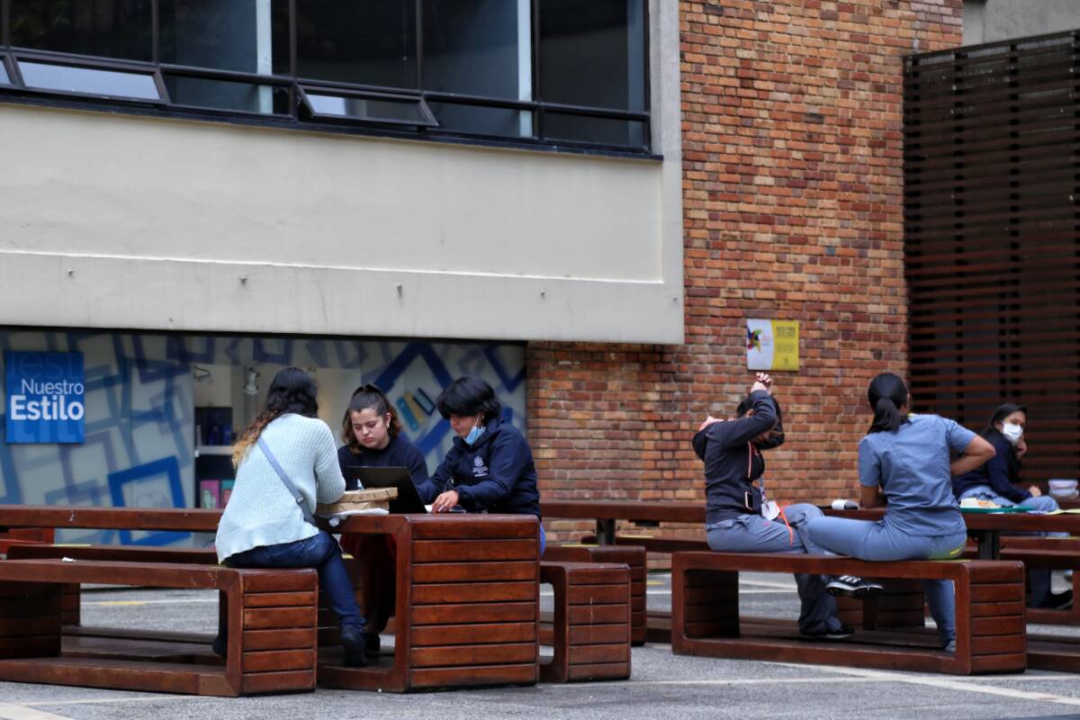 ¿Cómo matricular a un niño migrante venezolano en un colegio distrital en Colombia?