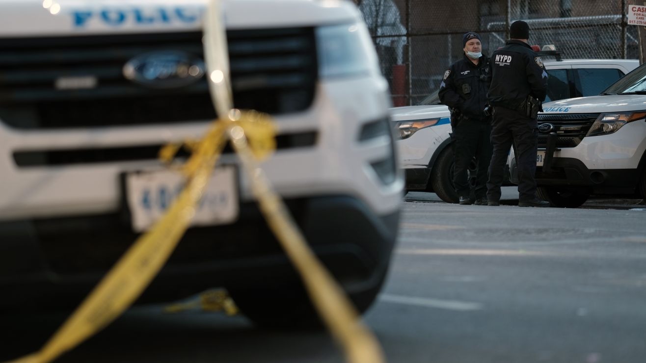 La hallaron muerta en un charco de sangre afuera de un edificio de condominios en Brooklyn