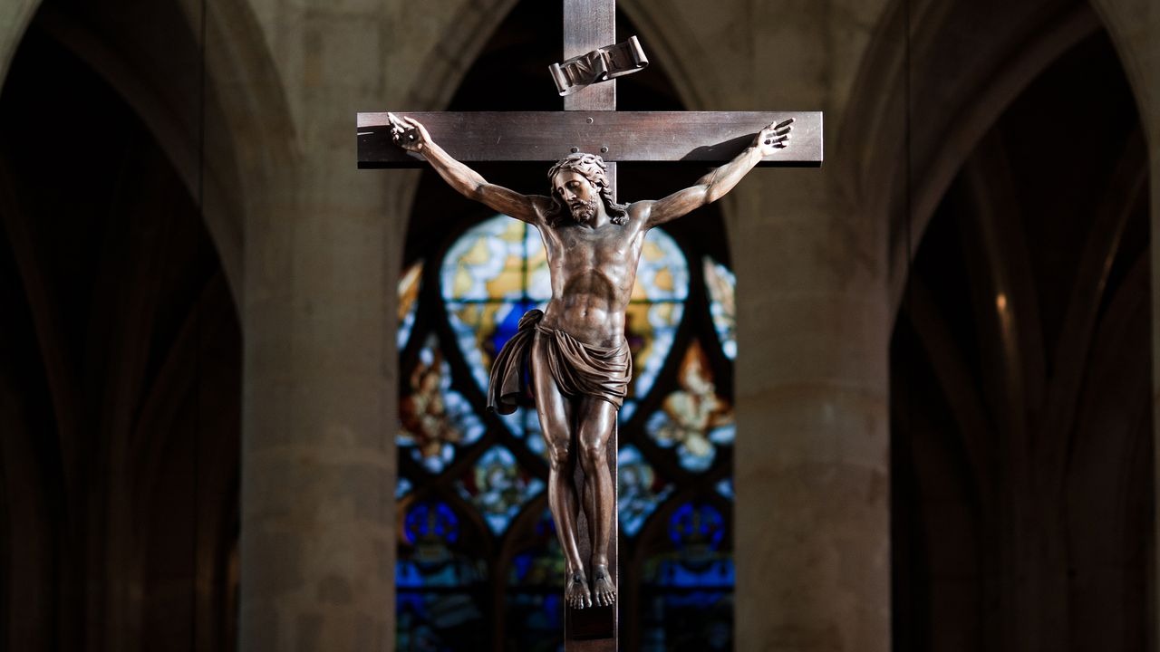 Pánico en Virginia: atacante entró a una iglesia con un arma cargada y dos cuchillos, pero su plan se vio frustrado