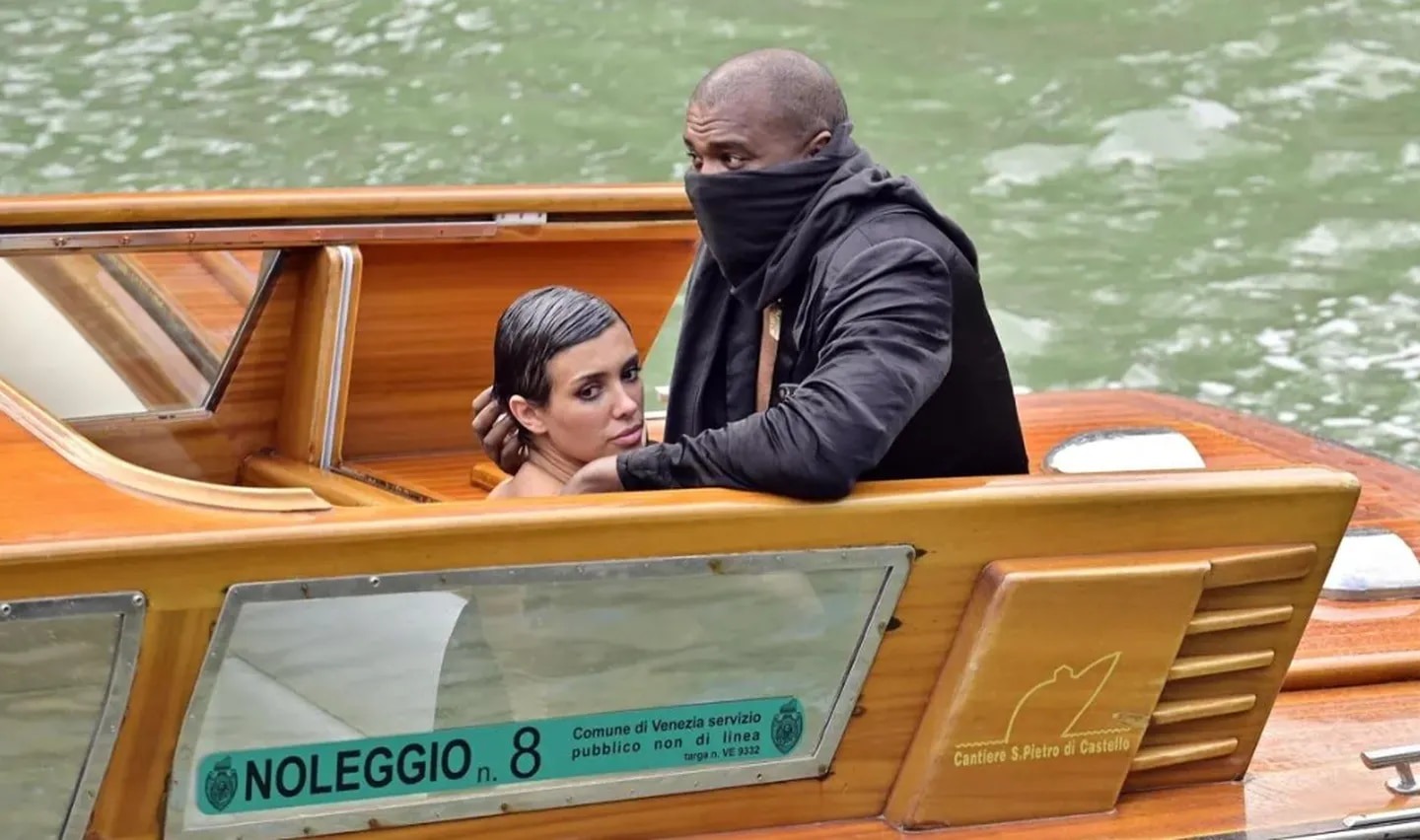 Nuevo escándalo de Kanye West: Lo atraparon teniendo sexo con su esposa en lugar turístico