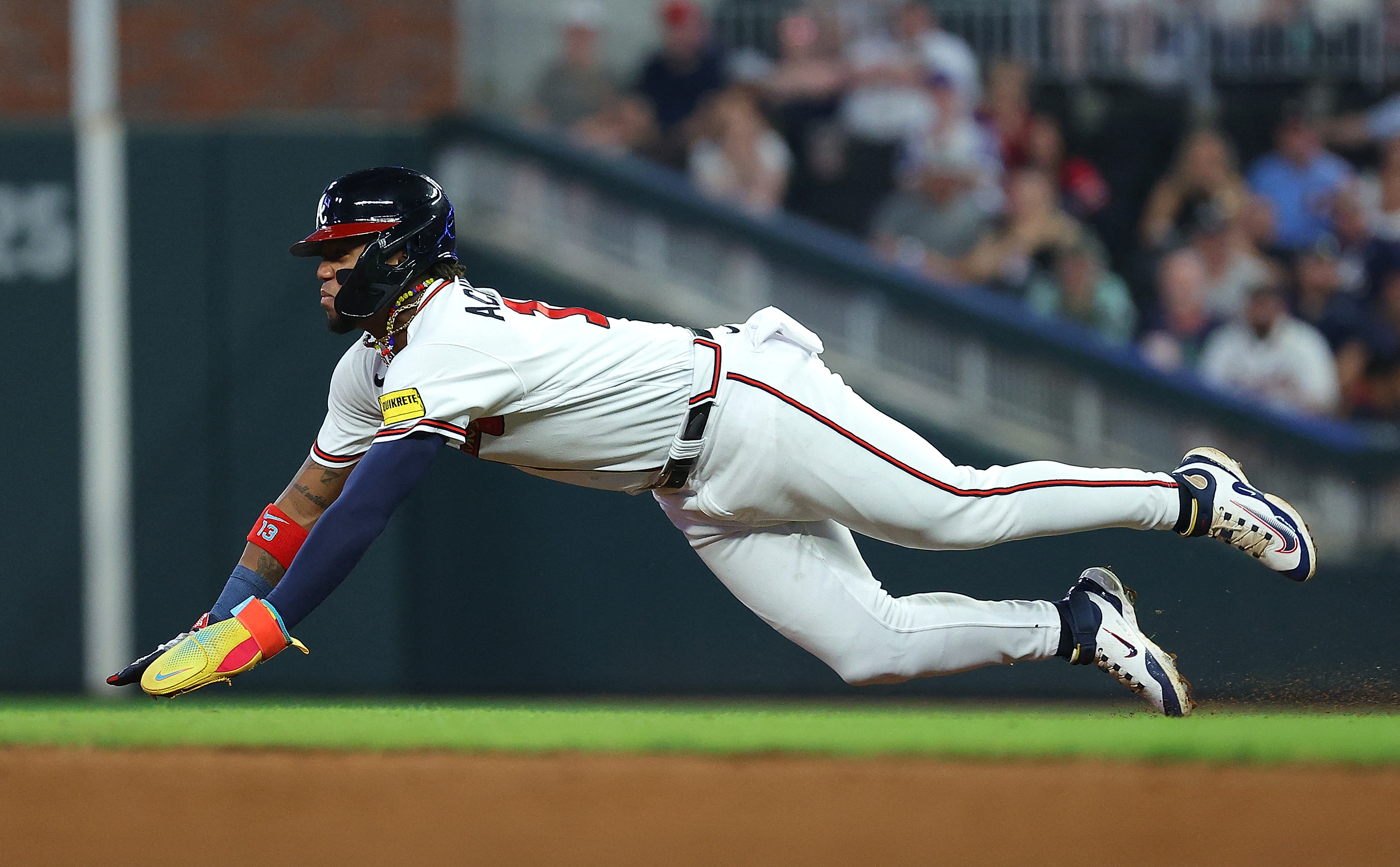 Ronald Acuña Jr. superó a leyenda de los Bravos en lista de bases robadas (Video)