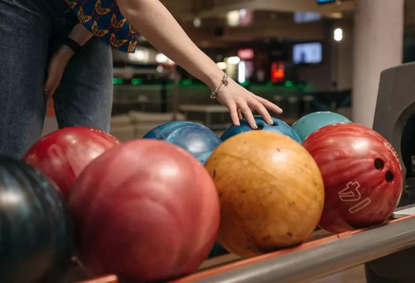 Mujer casi muere al cortarse con una bola de boliche