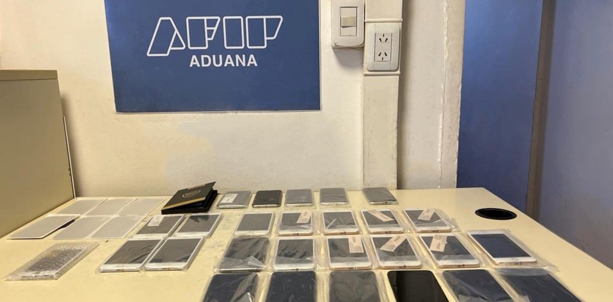 Pretendió pasar de contrabando de un país a otro 26 iPhones, pero un error lo delató descaradamente