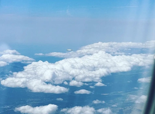 VIDEO: Azafata venezolana filmó un Ovni sobre los cielos de España en pleno vuelo