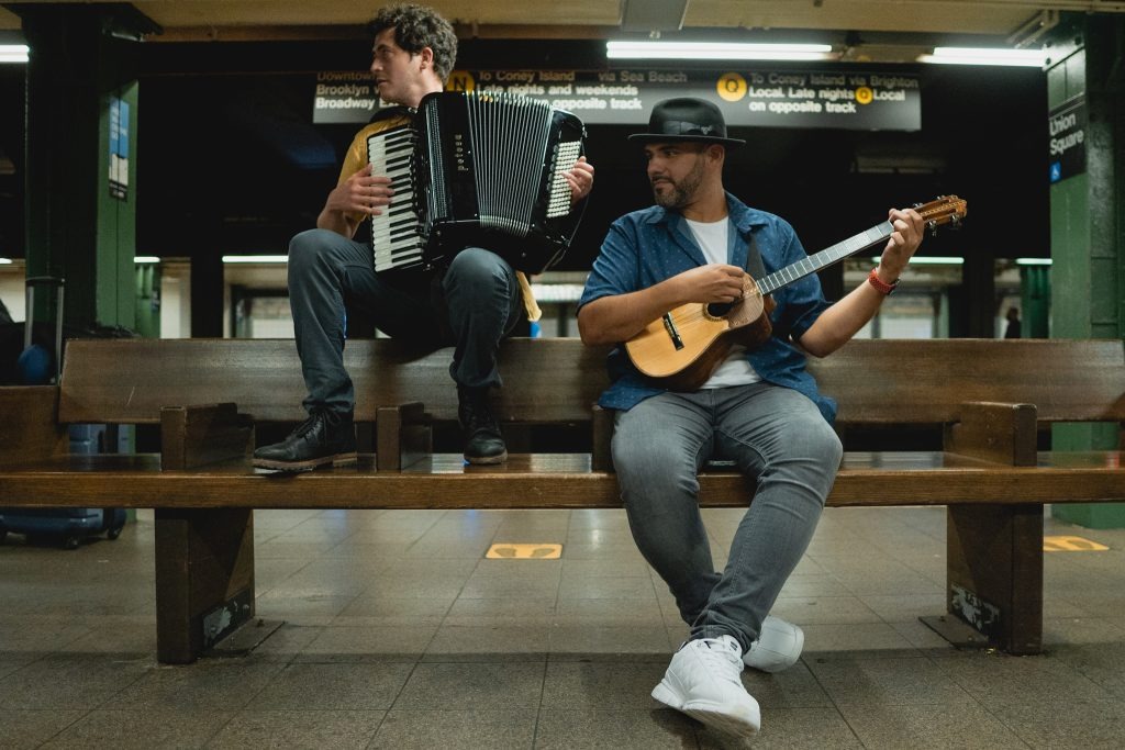 Mes de la Herencia Hispana: venezolano Jorge Glem interpretó con su cuatro el himno de EEUU en el Comerica Park(VIDEO)