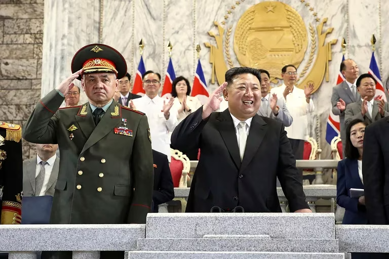 Putin envió a su ministro de Defensa a visitar a Kim Jong-un con una oscura misión