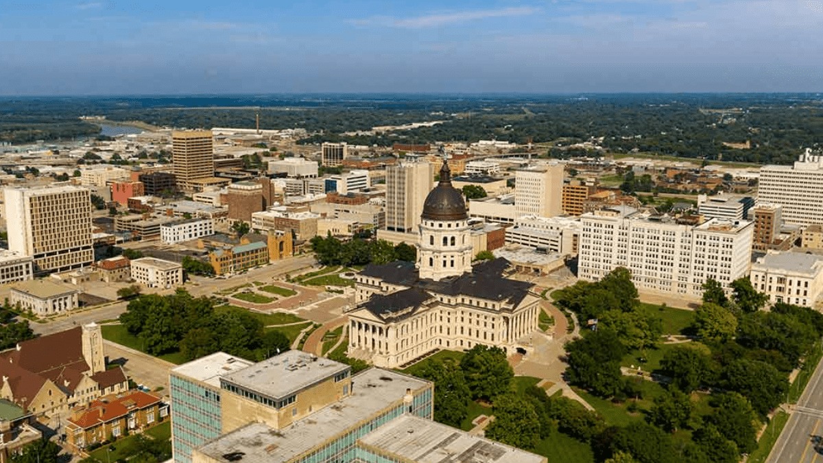 Choose Topeka: Cómo aplicar a la ayuda en Kansas para migrantes de hasta 15 mil dólares