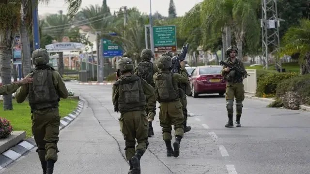 Israel bombardea instalaciones de Hezbolá en respuesta a disparos desde el Líbano