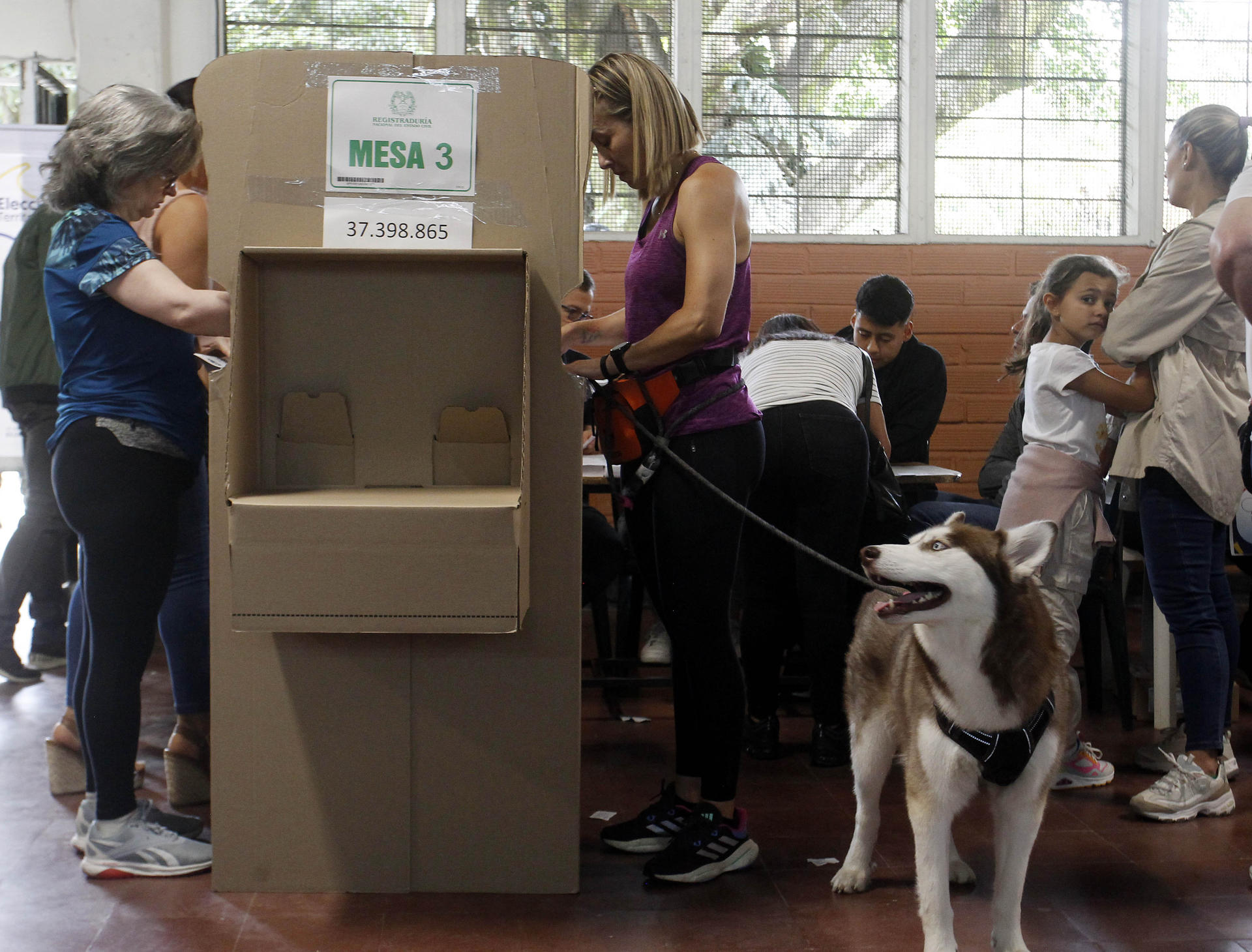 Cerraron colegios electorales colombianos después de ocho horas de comicios regionales