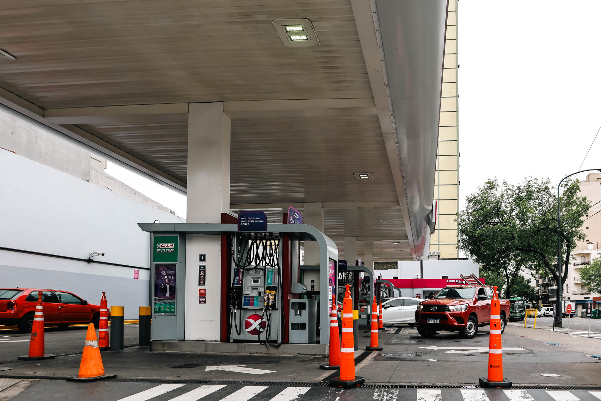 Refinerías argentinas hacen malabares para normalizar el abastecimiento de combustible