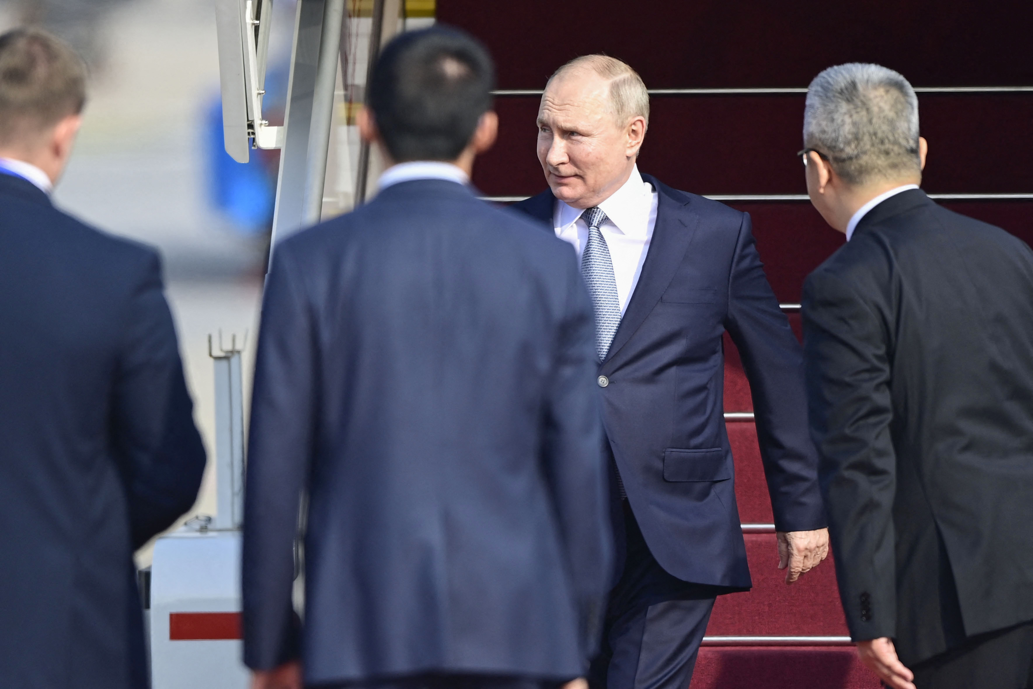 Vladimir Putin aterrizó en Pekín para reunirse con Xi Jinping