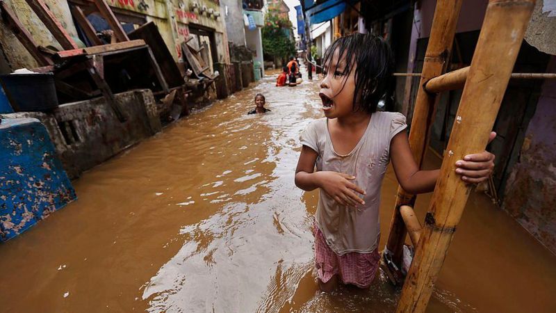 Por qué las inundaciones y el clima extremo están causando un aumento de matrimonios infantiles forzados en el mundo