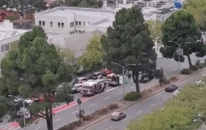 Conductor estrelló su vehículo contra la fachada del consulado chino en San Francisco (Video)