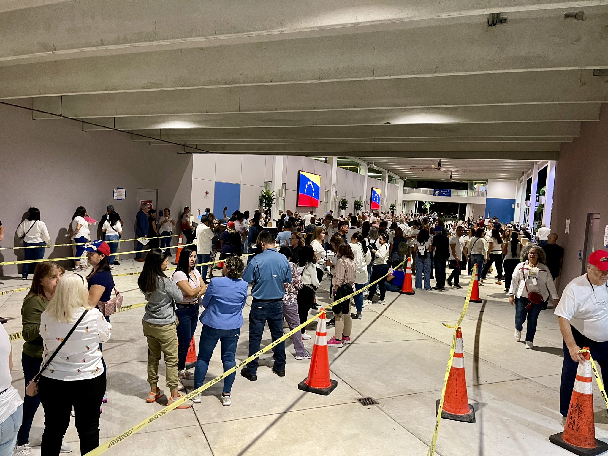 EN FOTOS: venezolanos en Doral esperan para ejercer su derecho al voto en la Primaria de este #22Oct