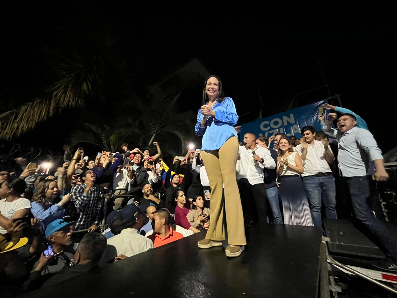 Así entonó el himno nacional María Corina Machado junto a sus hijos tras su victoria en la Primaria (VIDEO)