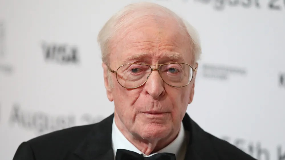 El legendario actor Michael Caine se retiró tras 70 años de carrera