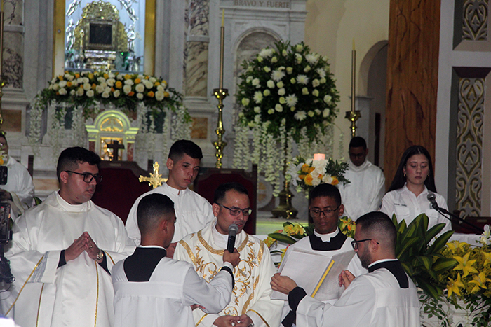 Bendicen y presentan a la feligresía los mantos que usará la Virgen de Chiquinquirá (FOTOS)