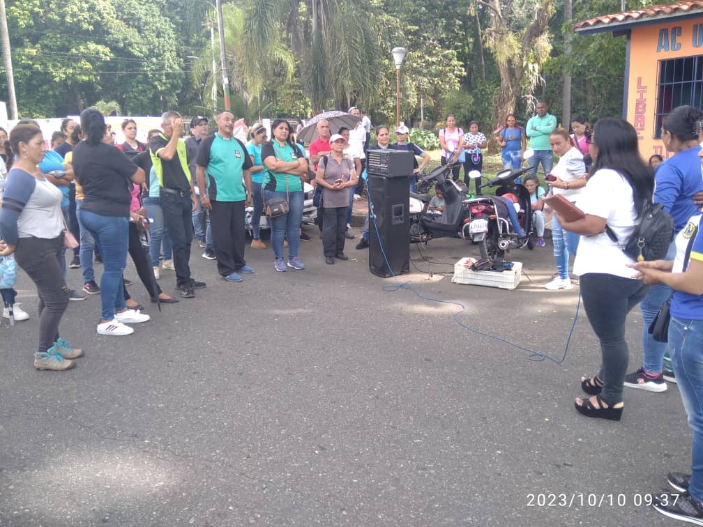 Docentes de Barinitas se reunieron en la plaza San Eleuterio para reclamar aumento de salarios