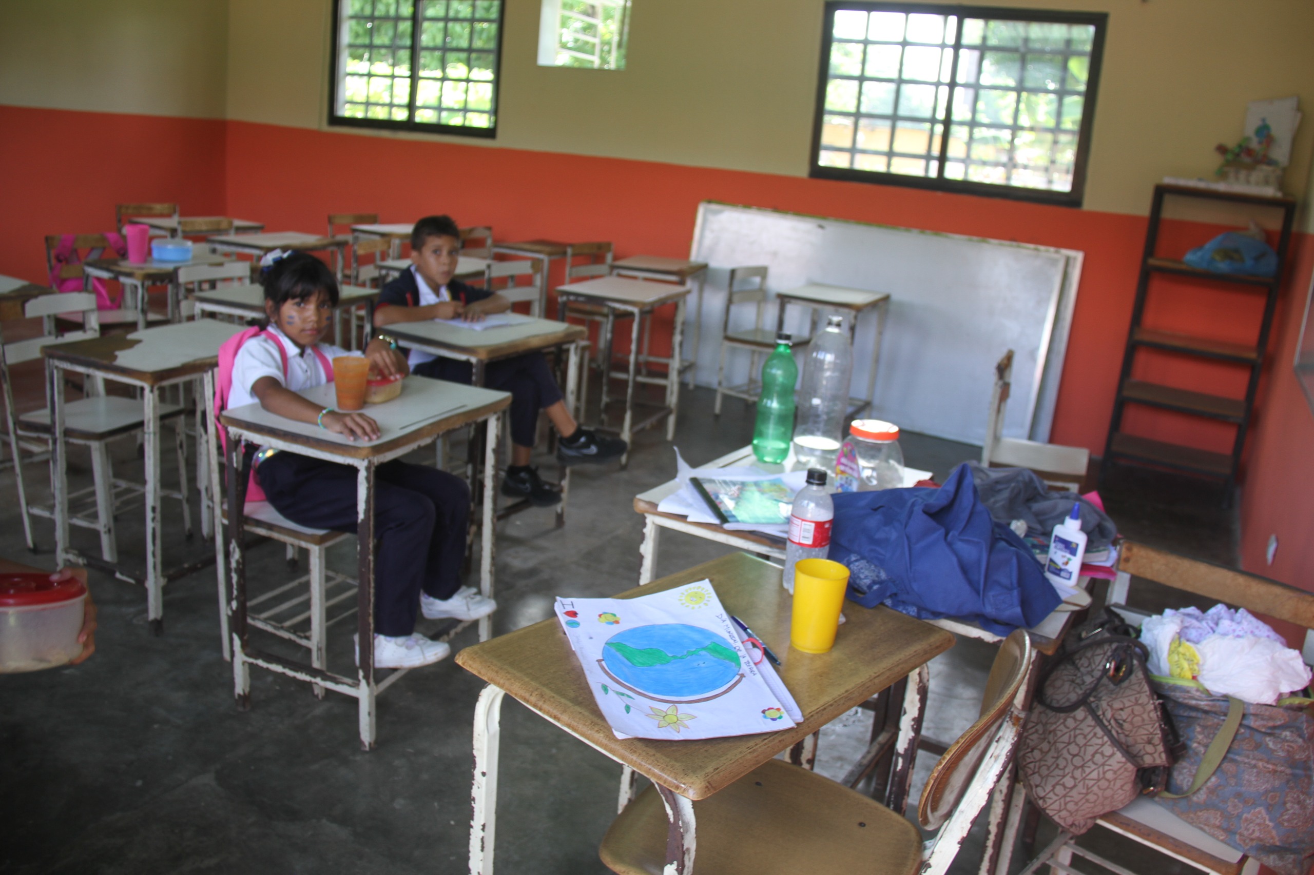 En la escuela Alí Primera de Maturín solo ven tres horas de clases… porque agua NO HAY