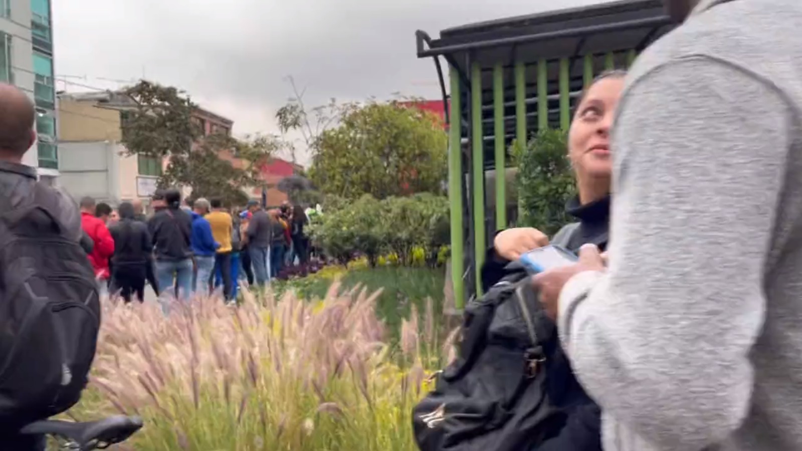 EN VIDEO: la MEGA COLA de venezolanos en el centro de votación en Bogotá este #22Oct