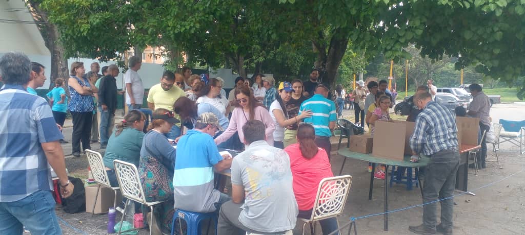 En Valencia nadie se quedó en casa y asistieron masivamente a votar en la Primaria (IMÁGENES)